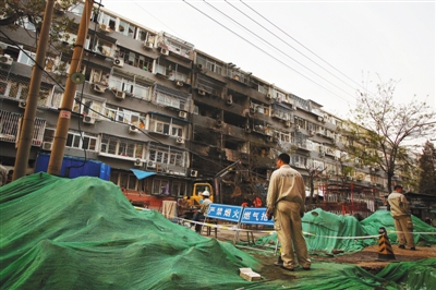 救援人員在現(xiàn)場排查。