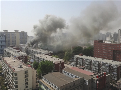 昨日，北京海淀區(qū)紅聯(lián)南村小區(qū)施工工地挖斷燃?xì)夤艿?，造成爆炸引發(fā)居民樓火災(zāi)，致1死2傷，發(fā)生爆炸起火現(xiàn)場濃煙滾滾。CICPHOTO/總匯 攝