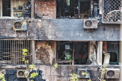 爆燃后的居民樓現(xiàn)場。