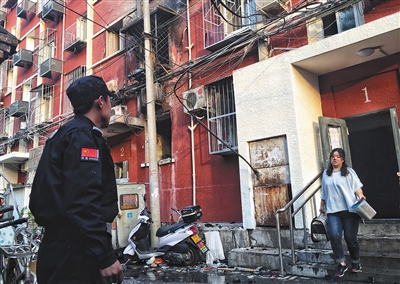 居民整理完家中的貴重物品后從居民樓走出。