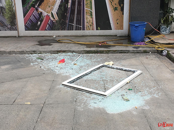 二樓窗戶被震到樓下,玻璃碎了一地