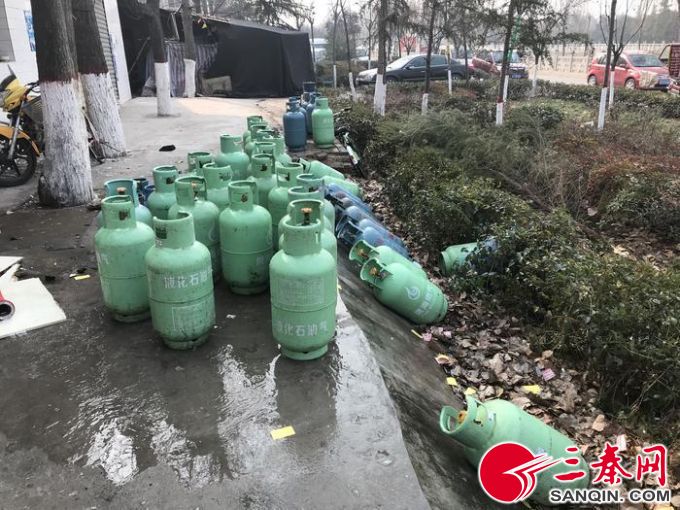 消防人員從店鋪內(nèi)搶出50余個煤氣罐 記者 葛蘭 攝