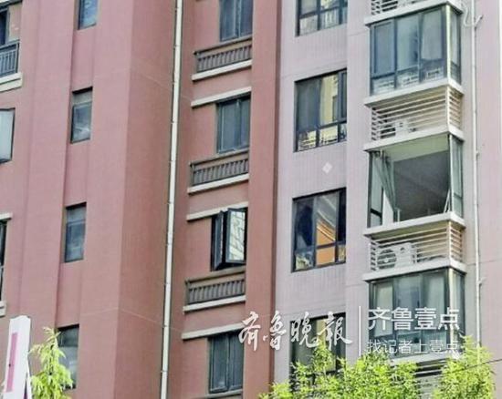 該住戶家的窗戶多處破損。 齊魯晚報(bào)·齊魯壹點(diǎn)記者 時(shí)培磊 攝